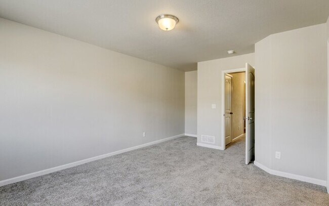 Building Photo - Newer Townhome | Mins to Base | Pool + Gym...