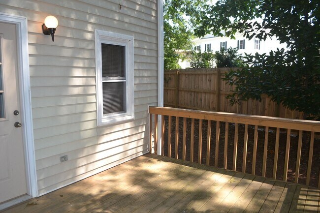 Building Photo - 2 Bedroom Duplex Apartment Close to Campus!