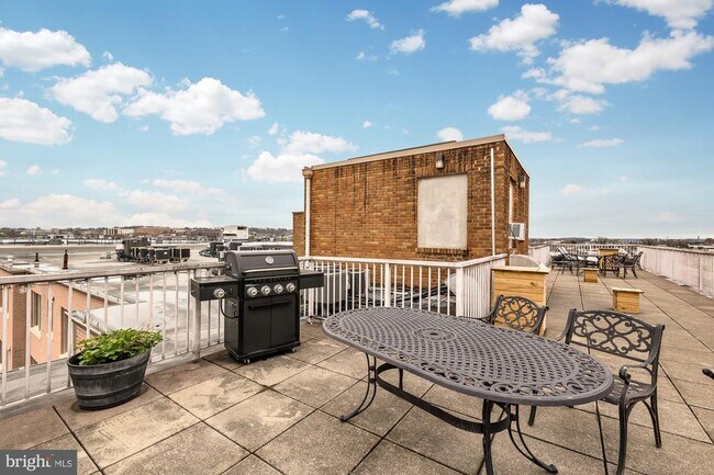 Building Photo - 1417 Newton St NW