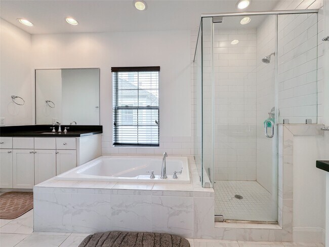 Building Photo - 2 Hermann Park Ct