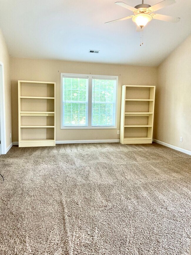 Building Photo - 5 Bedroom 3 Bath Hubert Home for Rent