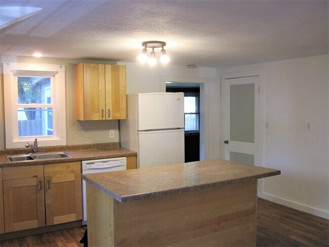 Building Photo - 376 S Pierson Ave