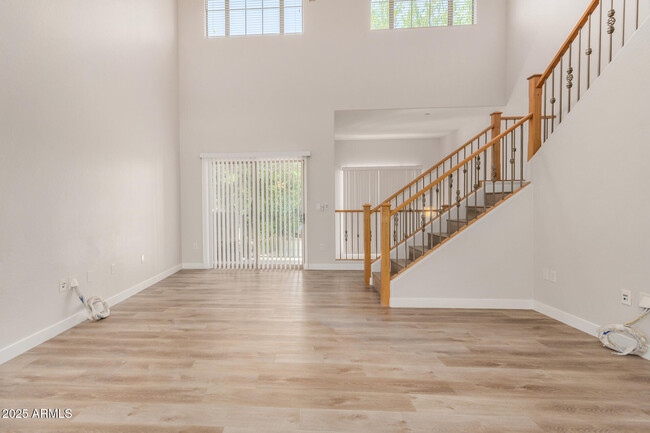 Building Photo - 815 E Rose Ln