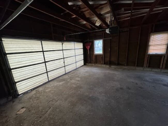 Building Photo - MOVE IN SPECIAL! 1ST MONTH RENT FREE! JUST...