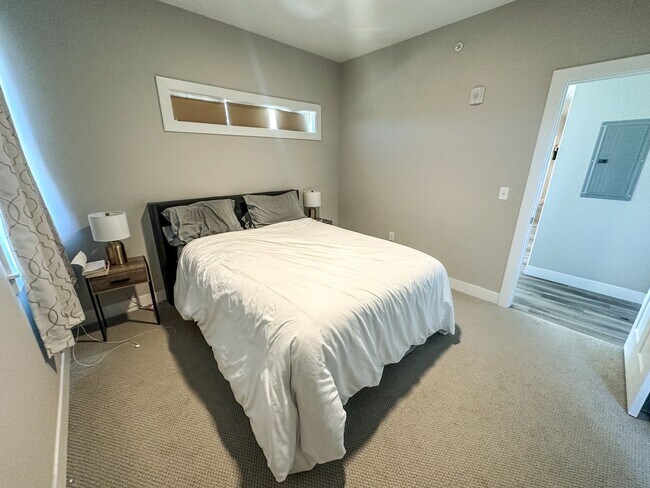 Building Photo - Beautiful "Like New" Large 2Bd 2Ba condo W/ amazing views of the flatirons!