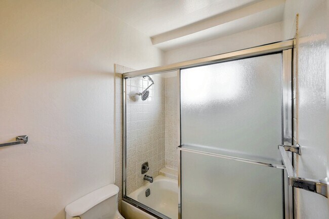 Building Photo - 2bed/2.5bath Townhouse with Updated Kitchen!