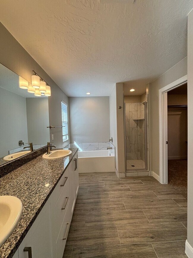 Building Photo - Beautiful Townhome!