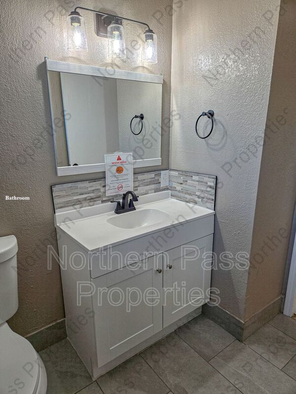 Building Photo - 810 Elm St