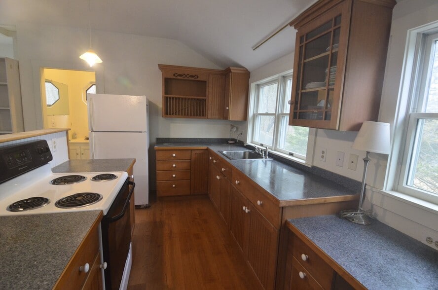 Building Photo - 357 Bayview Rd