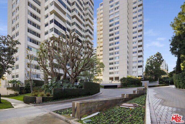 Building Photo - 875 Comstock Ave