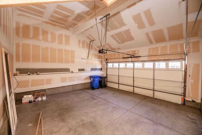 Building Photo - 4040 Plum Creek Dr
