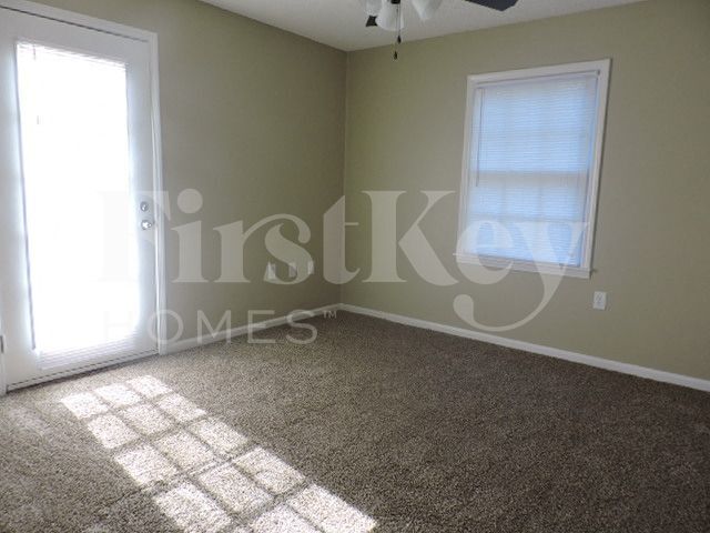 Building Photo - 8601 Thorncliff Fairway