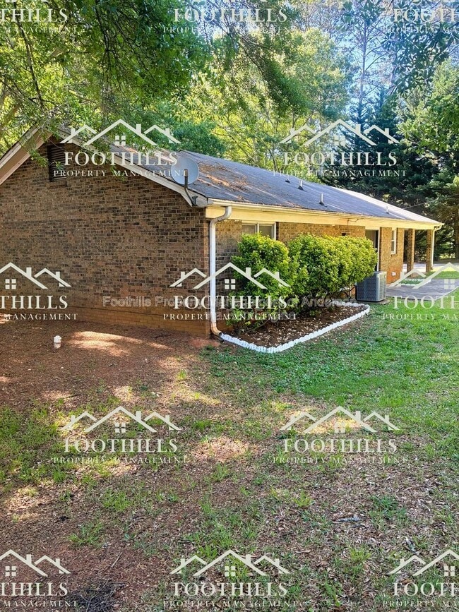 Building Photo - 303 Green Forest Dr