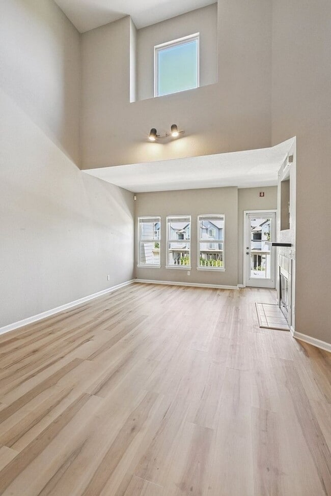 Building Photo - Spacious 3-Bed, 2-Bath Townhome with Garag...