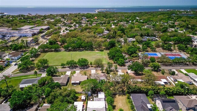 Building Photo - 834 Riverside Dr