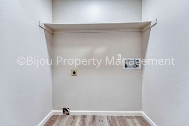 Building Photo - Completely Renovated Townhome