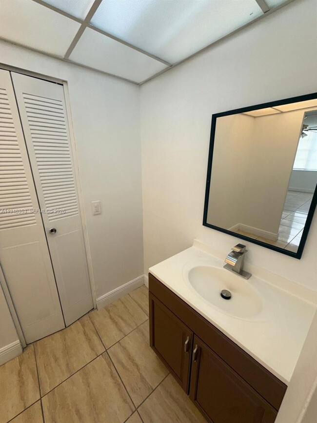 Building Photo - 2025 NE 164th St