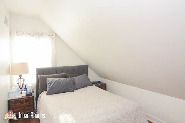 Building Photo - 3031 N Hamlin Ave