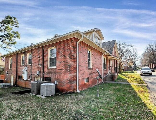 Building Photo - Charming 3BD/2BA Duplex in Dilworth!