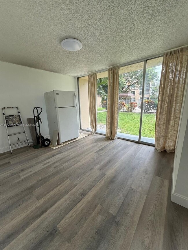 Building Photo - 9441 Live Oak Pl