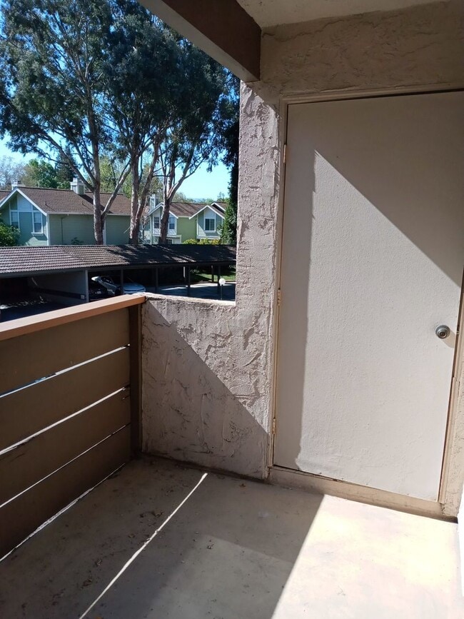 Building Photo - Spacious Second Floor 1bd Condo With Laundry In Unit, Pool, Balcony, & Carport!