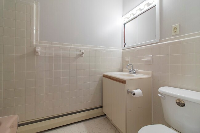 Building Photo - 383 Lakeside Rd