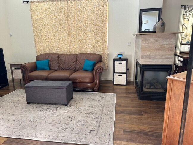 Building Photo - Welcome to your new home!  3 beds, 2.5 bat...