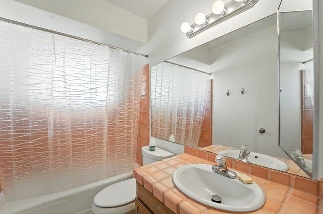 Building Photo - Inviting 3-bedroom, 2-bathroom home in the...