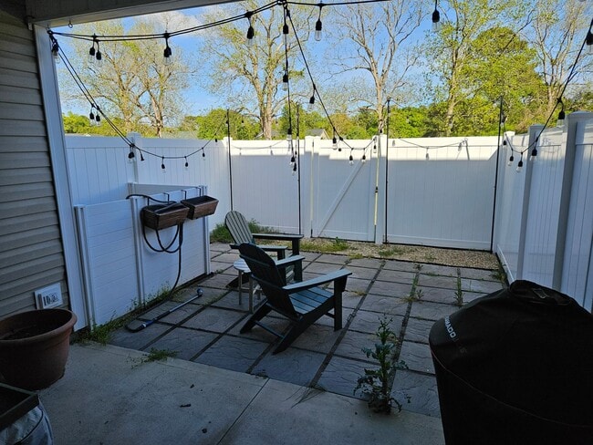 Building Photo - 2 bedroom, 2.5 bath unfurnished end unit townhouse in Sneads Ferry Justice Farm Townhome community