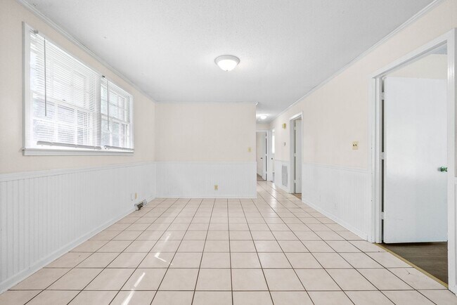Building Photo - 3 Bedroom Home For Rent Near Downtown Clar...