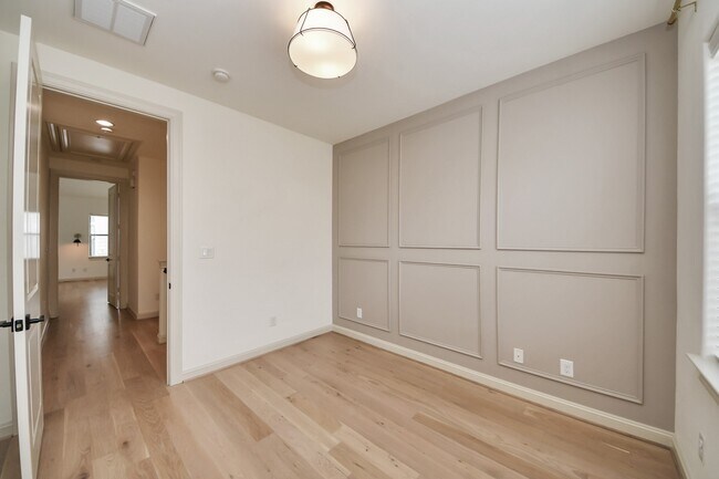 Building Photo - 3229 Maxroy St