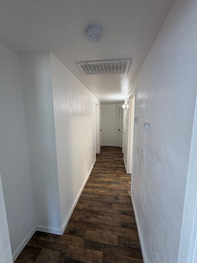 Building Photo - Cozy Home On Spacious Corner Lot Available Now in Dinuba CA!
