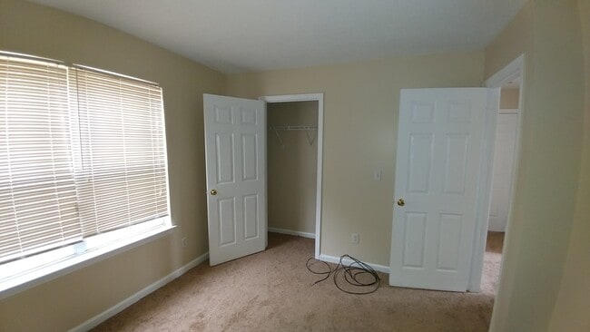 Building Photo - Great In-Law Suite Property - Master on Up...