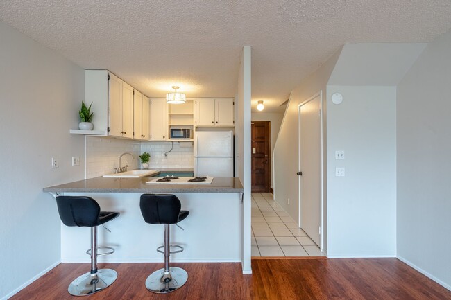 Building Photo - 2 bedroom / 1 1/2 bath / 2 parking condo i...