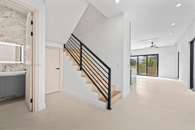 Building Photo - 1321 NE 13th Ave