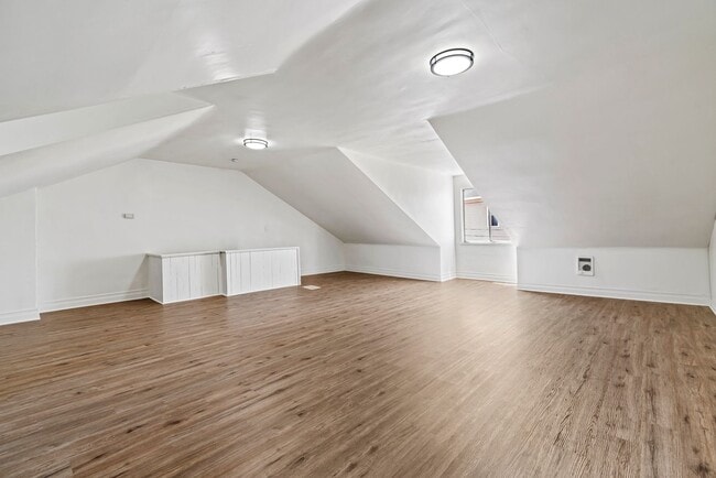 Building Photo - 4 bed 1 bath - all updated, central air, laundry