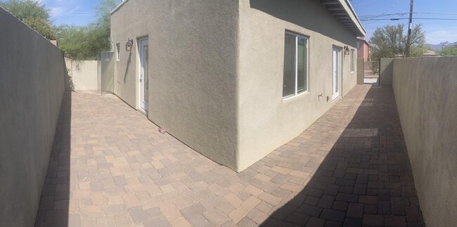 Building Photo - 1130 E Winnie Pl