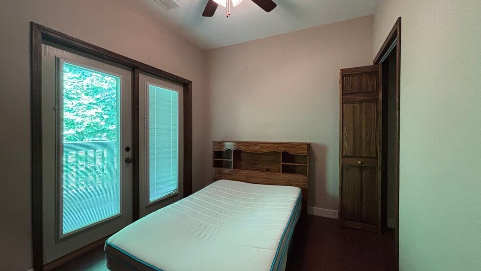 Building Photo - 121 Village Dr