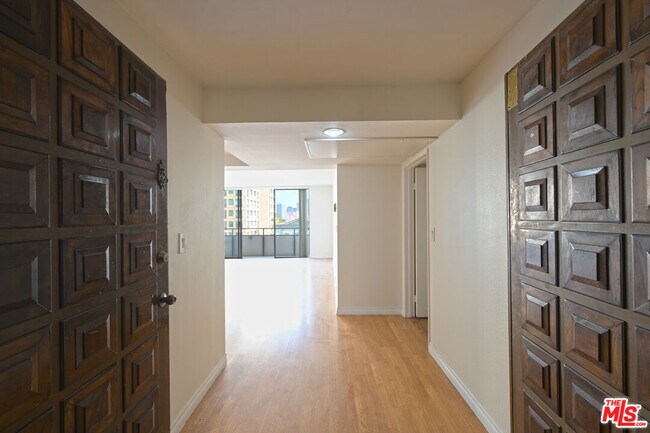 Building Photo - 10535 Wilshire Blvd