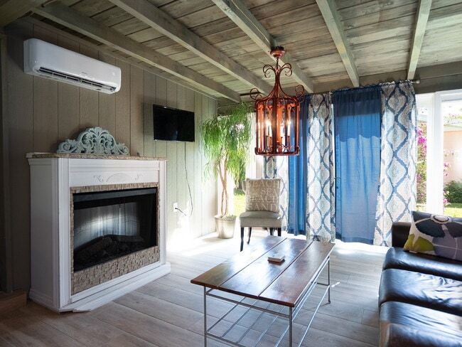 Building Photo - Living Across from Sarasota Bay 3BR/2.5BA Home Minutes to Downtown – Yardwork Included