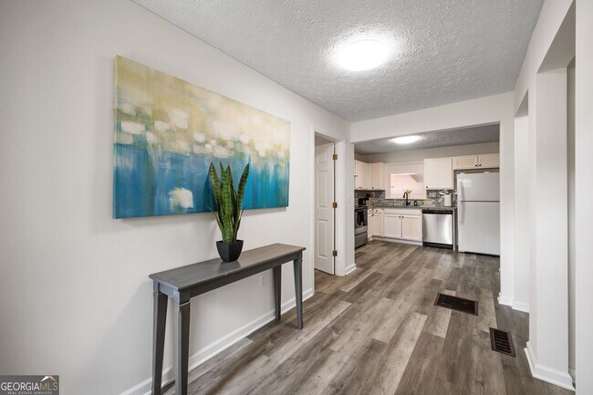 Building Photo - 1954 Woodbine Terrace NE