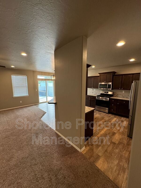 Building Photo - 511 Diamond Lake St