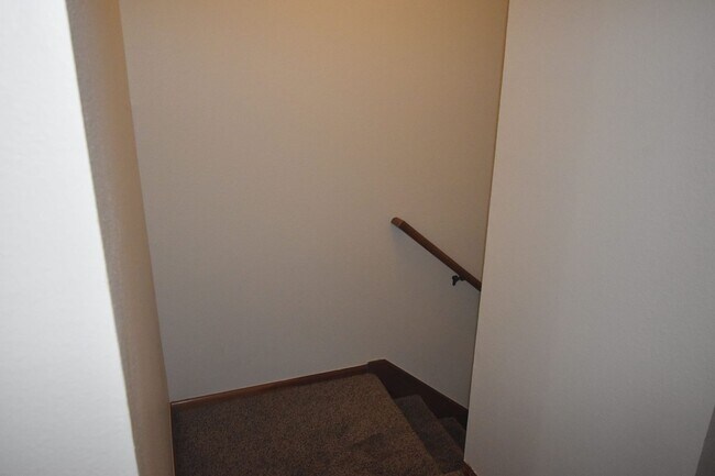 Building Photo - GREAT 3 BEDROOM/2 BATHROOM TOWNHOME WITH NEW PAINT & FLOORING. AVAILABLE 5/23.