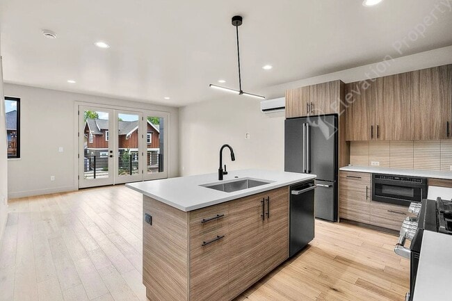 Building Photo - Luxury Townhome with River Access Near Dow...