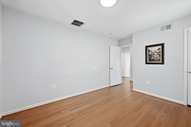 Building Photo - 1719 Evarts St NE
