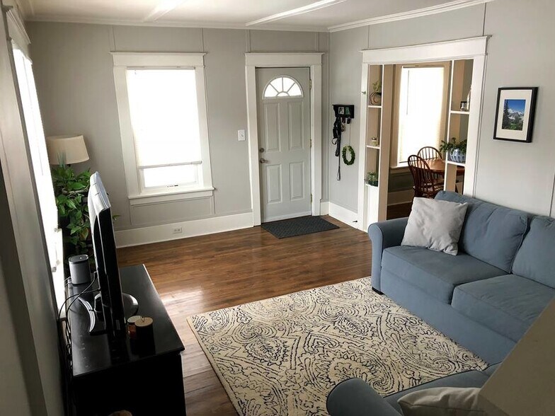 Living room with fresh paint! - 955 Gotham Street