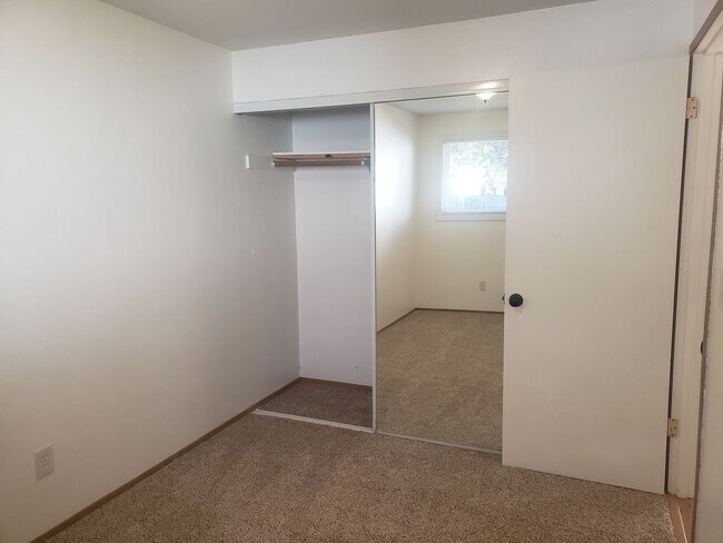 Building Photo - Inner SE Portland Duplex in Brooklyn!