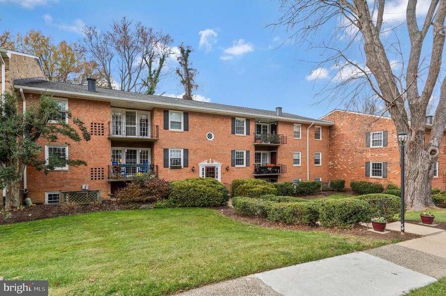Building Photo - 3846 Lyndhurst Dr
