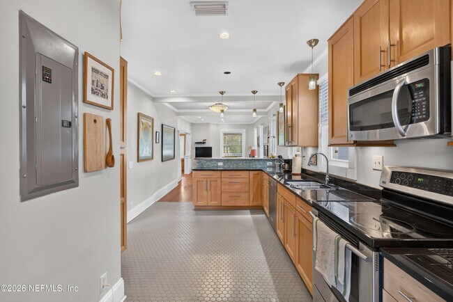 Building Photo - 1555 Belmonte Ave