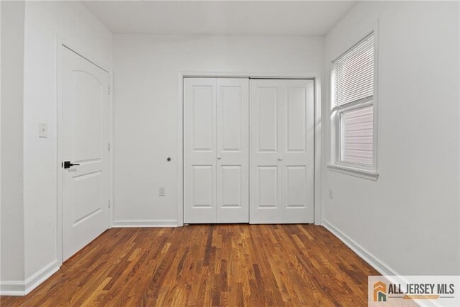 Building Photo - 362 1/2-362 New St